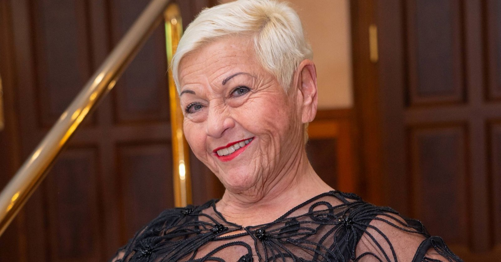 Jazz Gitti lächelt/ Jazz Gitti hat eine Schülerin zu sich nachhause eingeladen für ein Referat