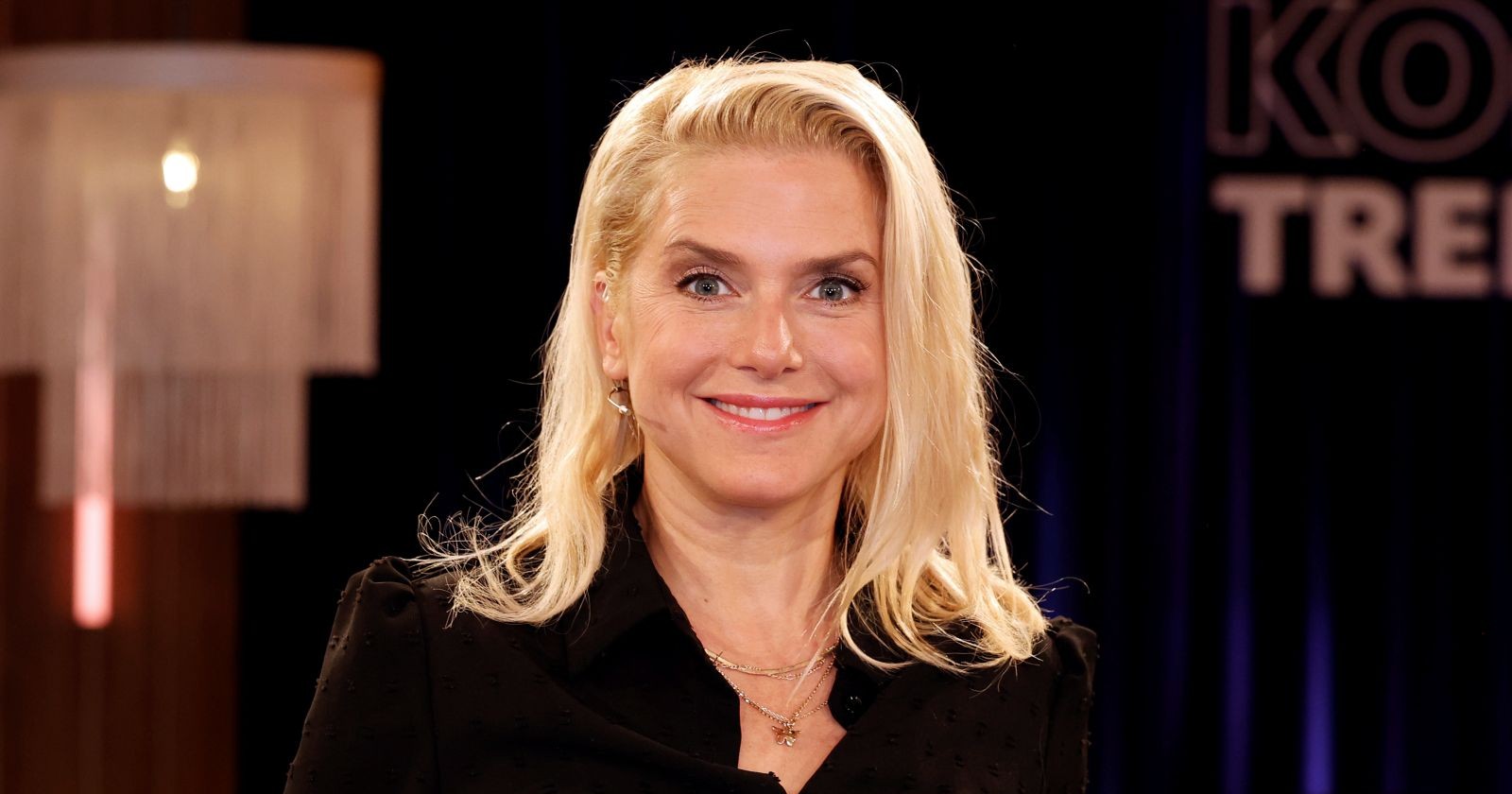 Jeanette Biedermann lächelt bei TV-Auftritt – Sängerin erwartet ihr erstes Kind und ist mit 46 Jahren schwanger.