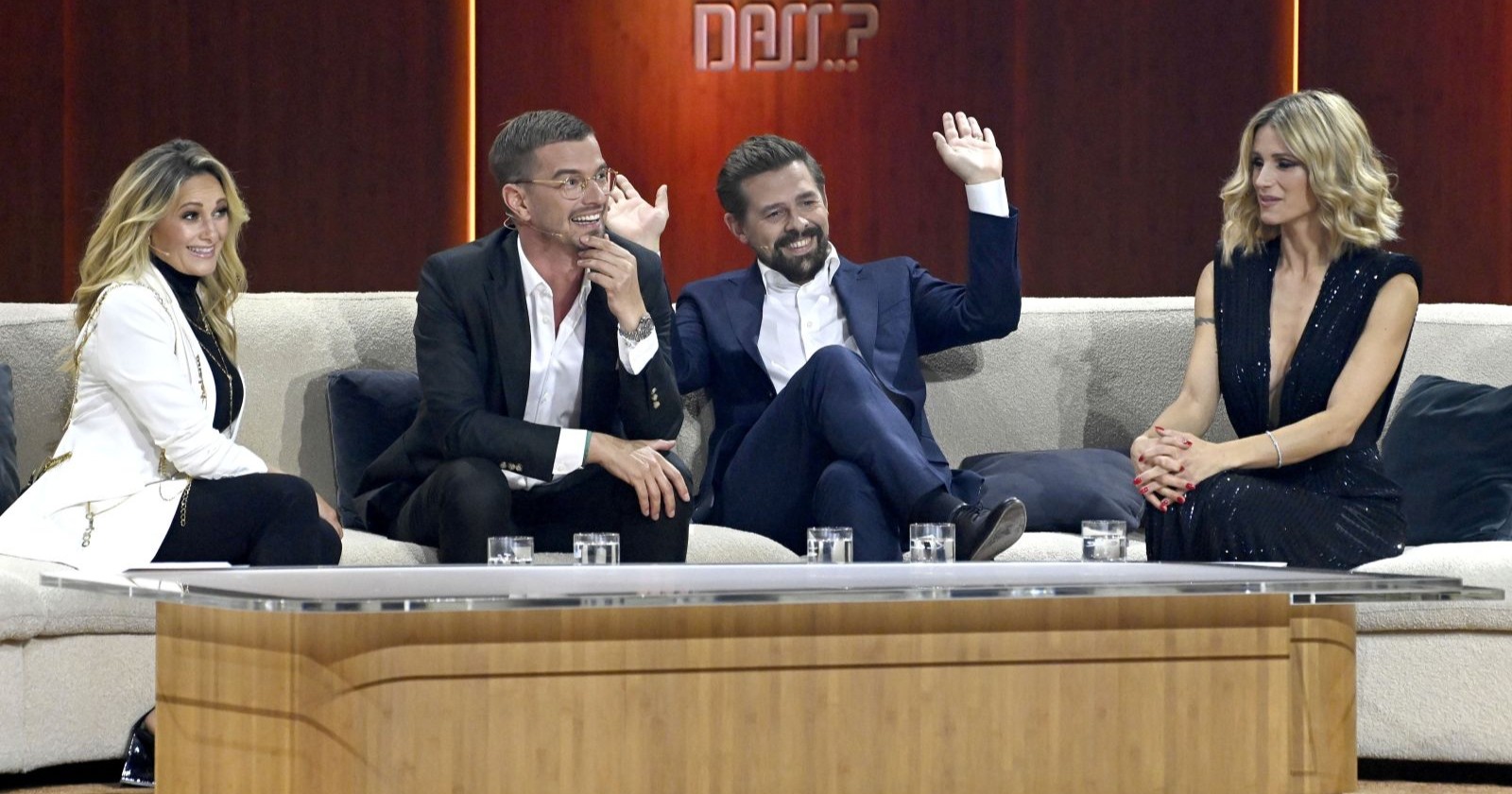 Joko Winterscheidt und Klaas Heufer-Umlauf sitzen als Gäste auf der Couch der ZDF-Show „Wetten, dass..?“.