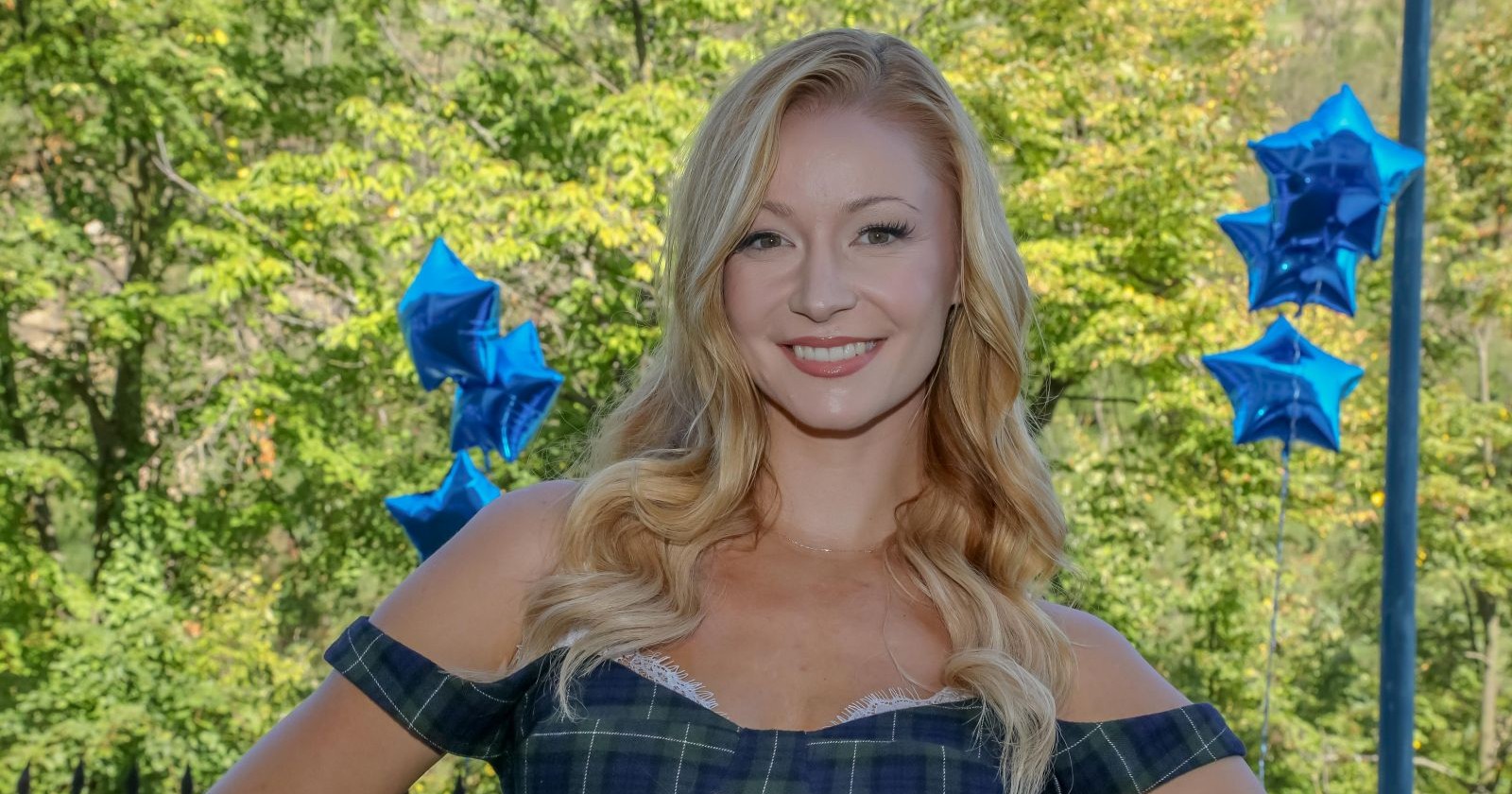 Österreichische ESC-Sängerin Kaleen lächelt bei einem Event. Die Eurovision-Song-Contest-Teilnehmerin 2024 plant ihre Hochzeit und spricht über ihre Prinzessinnenhochzeit.