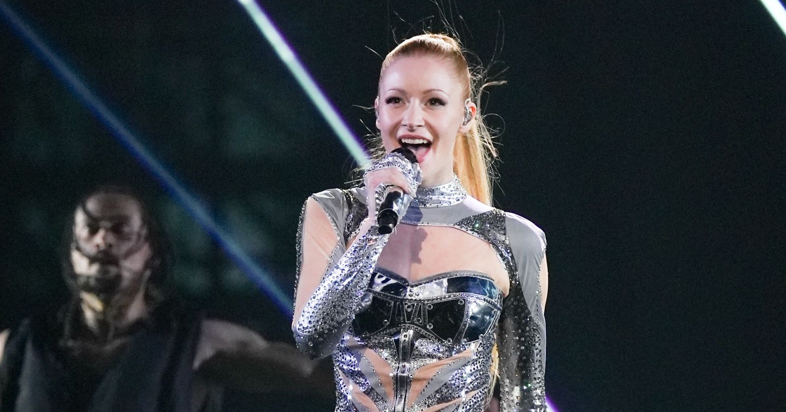 ESC-Sängerin Kaleen aus Österreich trat beim Eurovision Song Contest 2024 in Malmö mit dem Song „We Will Rave“ auf und macht ihre Vitiligo sichtbar.