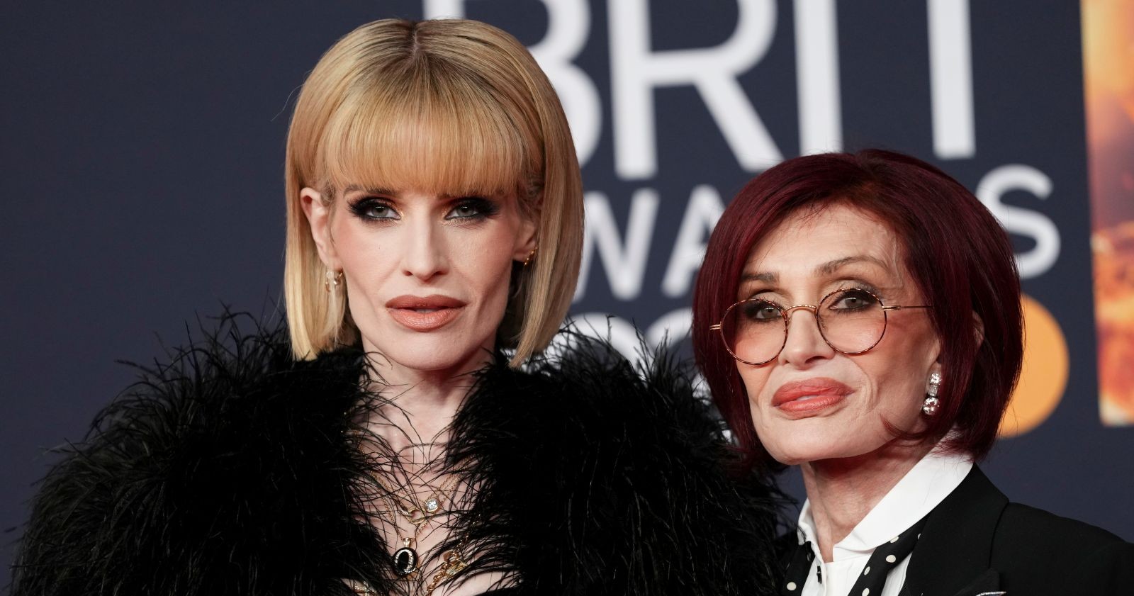 Kelly Osbourne und Sharon Osbourne posieren gemeinsam bei den BRIT Awards 2026 in Manchester vor der Pressewand.