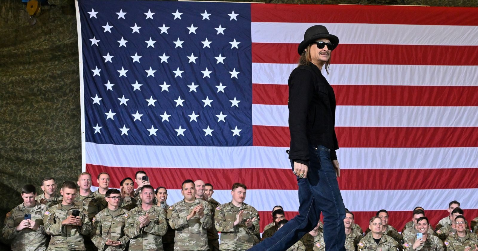 Themenbild für den Überflug eines AH-64 Apache Helikopters der US-Armee über das Weiße-Haus-Nachbau-Haus von Kid Rock