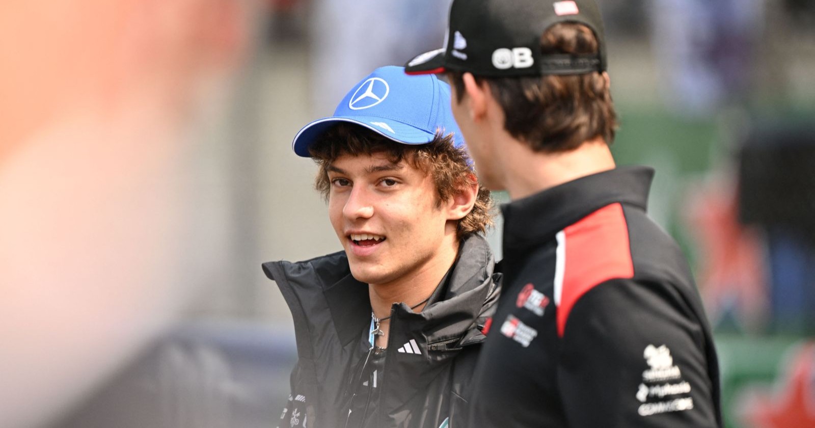 Kimi Antonelli mit blauem Cap.