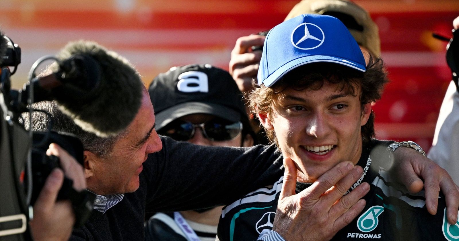 Kimi Antonelli wird beglückwünscht.