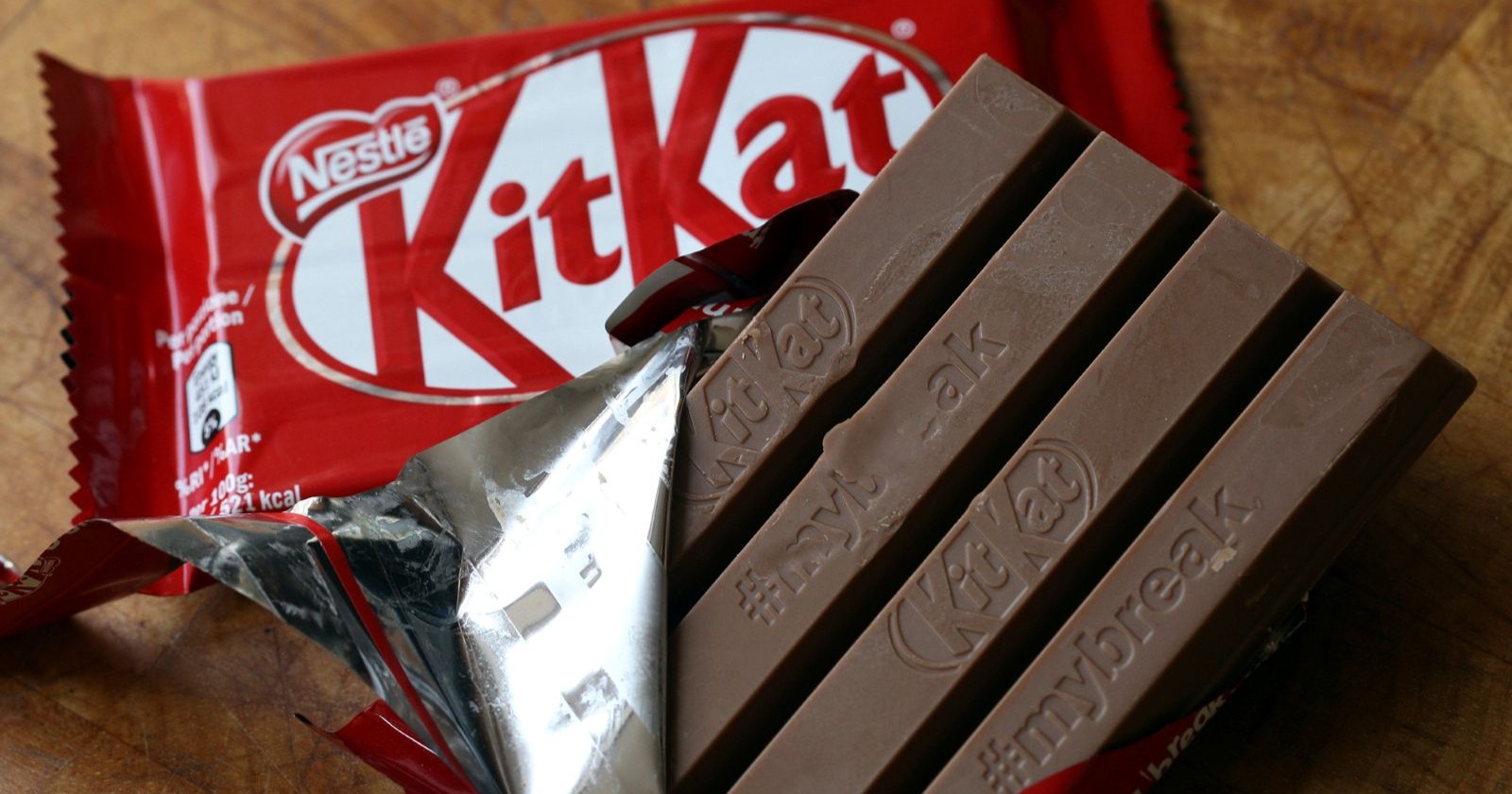 Geöffneter KitKat-Schokoriegel mit Verpackung im Hintergrund, Symbolbild für den Diebstahl von 12 Tonnen KitKat in Europa.