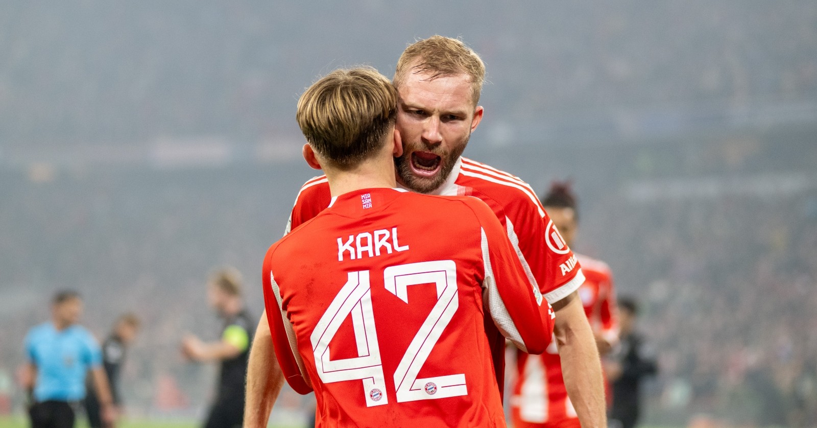 Konrad Laimer und Lennart Karl jubeln nach einem Sieg in der CL.