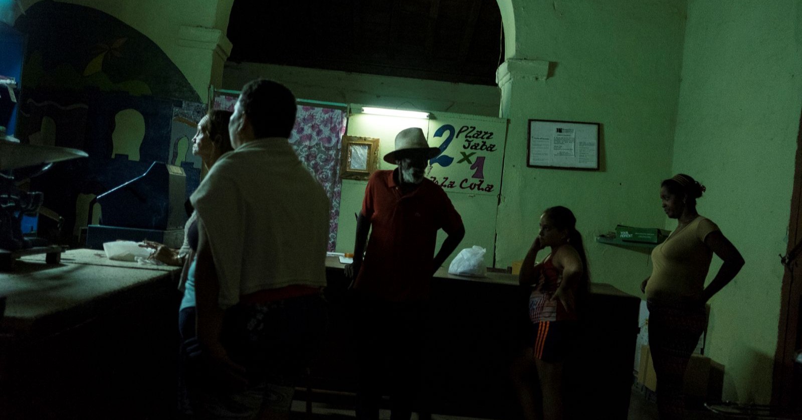 Kuba Stromausfall: Menschen stehen im Dunkeln während eines landesweiten Blackouts