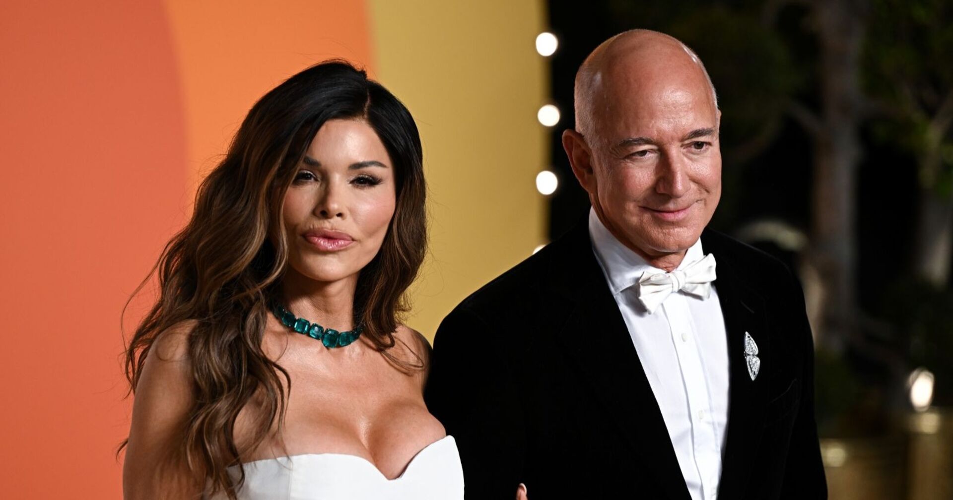 Lauren Sánchez und Jeff Bezos bei einer Gala-Veranstaltung; die Unternehmerin steht wegen einer Klage um ihr Kinderbuch „The Fly Who Flew to Space“ im Fokus.