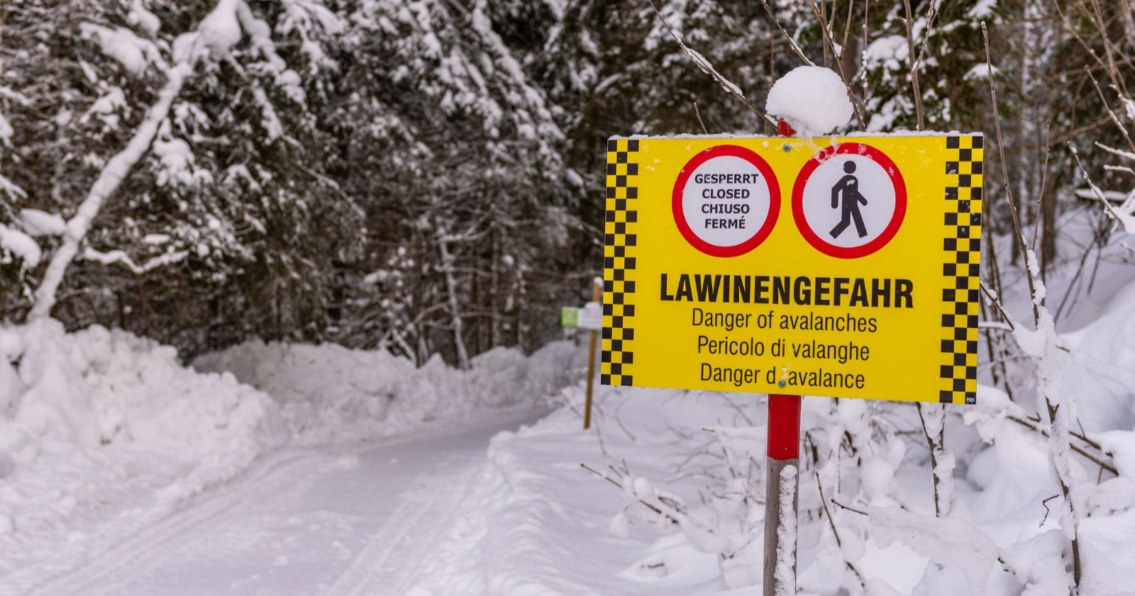 Warnschild für Lawinen als Themenbild für den Lawinenabgang in Südtirol