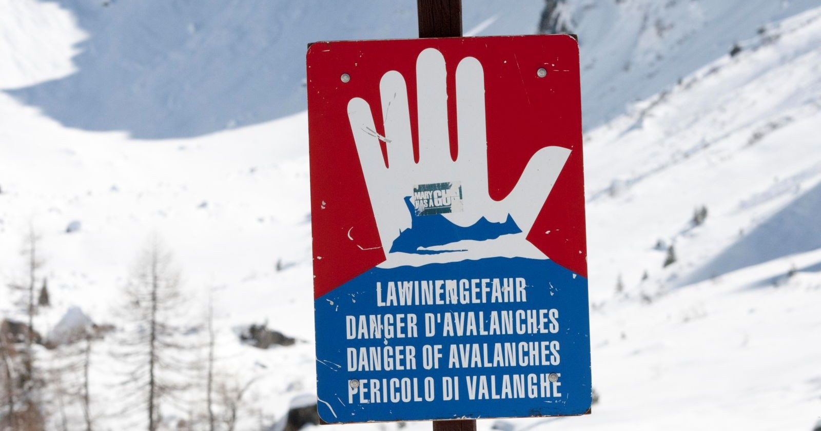 Schild warnt vor Lawinenabgang