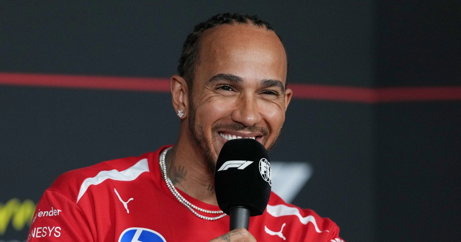 Lewis Hamilton beim Formel-1-Event in Melbourne – der Ferrari-Pilot spricht über seine Kuh „Max“, deren Name an Rivalen Max Verstappen erinnert.