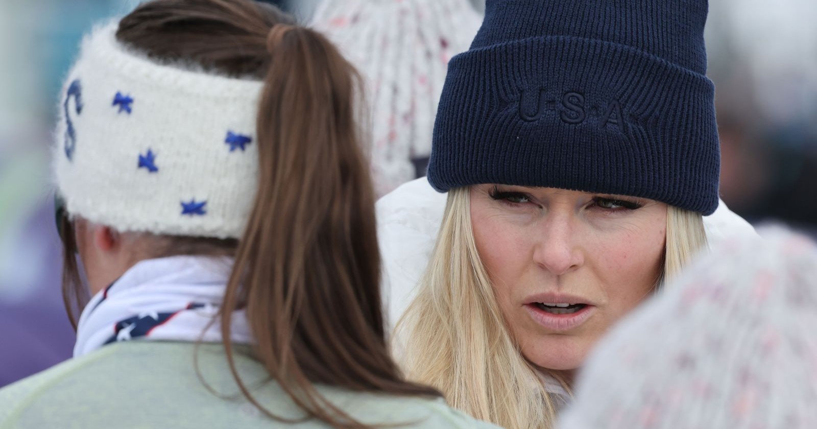 Lindsey Vonn im Gespräch am Pistenrand – der folgenschwere Sturz bei der Olimpia delle Tofane prägt ihre Karriere bis heute.