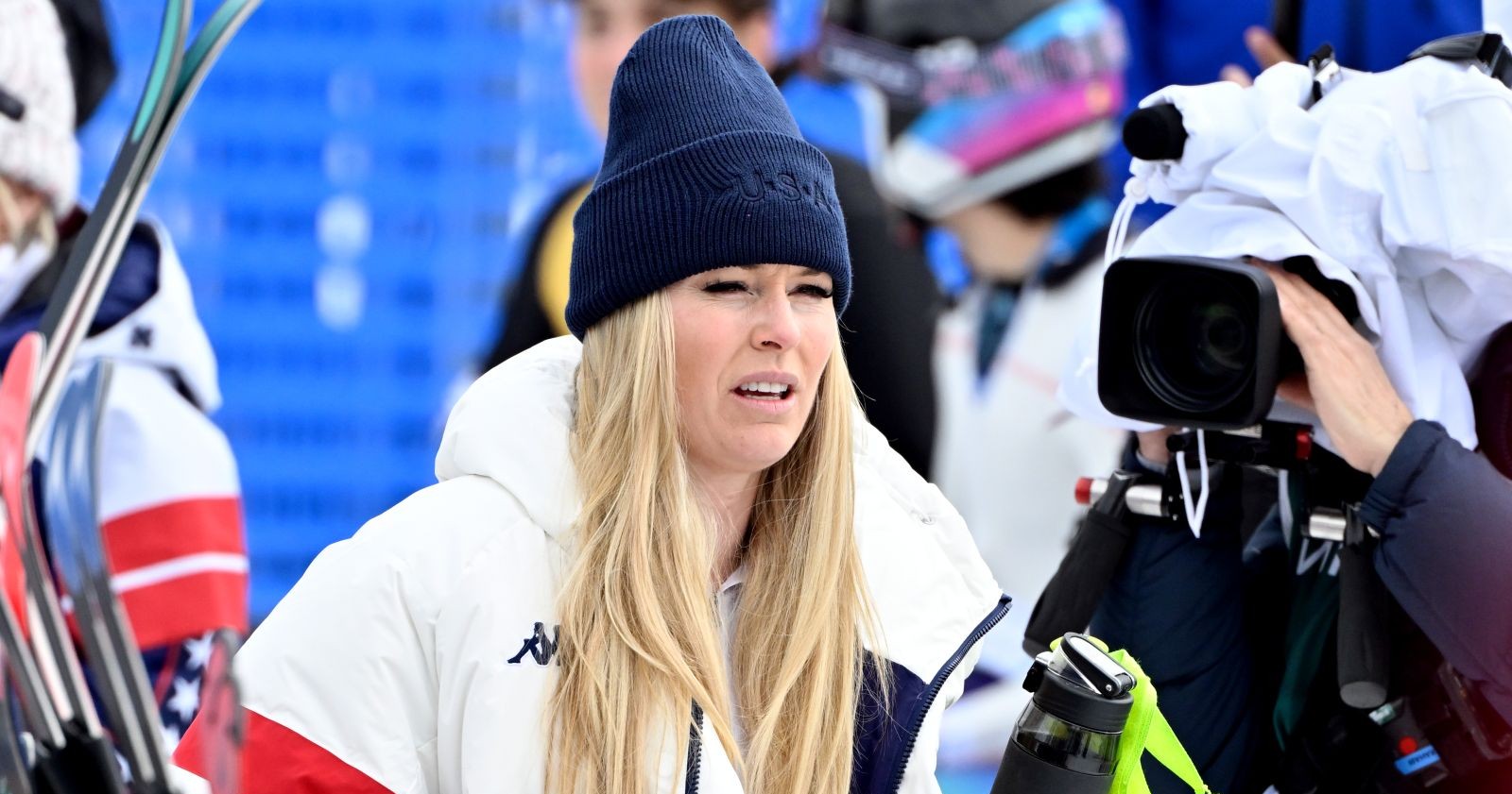 Lindsey Vonn im Zielbereich nach einem Rennen – die Ski-Legende spricht später über ihren schweren Sturz und die dramatischen Folgen.