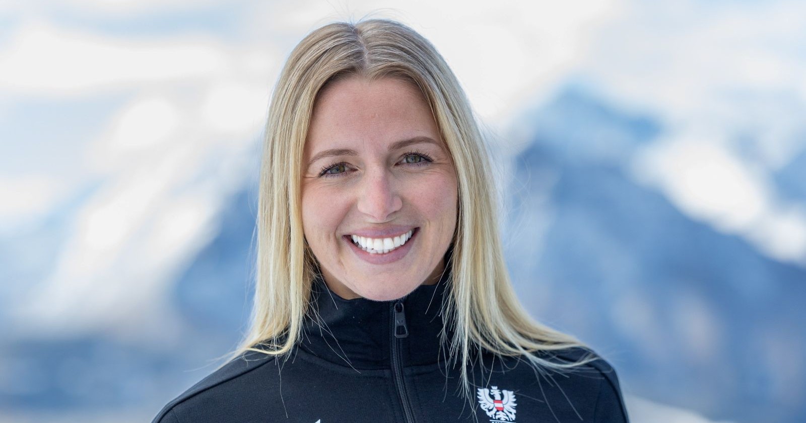 Lisa Hauser Porträt im Schnee mit Bergen im Hintergrund nach Karriereende im Biathlon