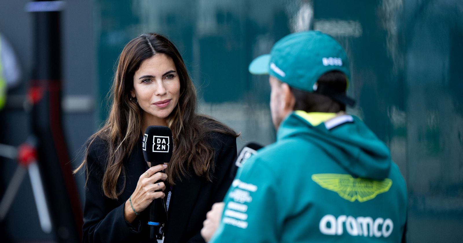 Melissa Jimenez interviewt Fernando Alonso im Formel-1-Paddock für DAZN, Partnerin des Rennfahrers und Sportjournalistin