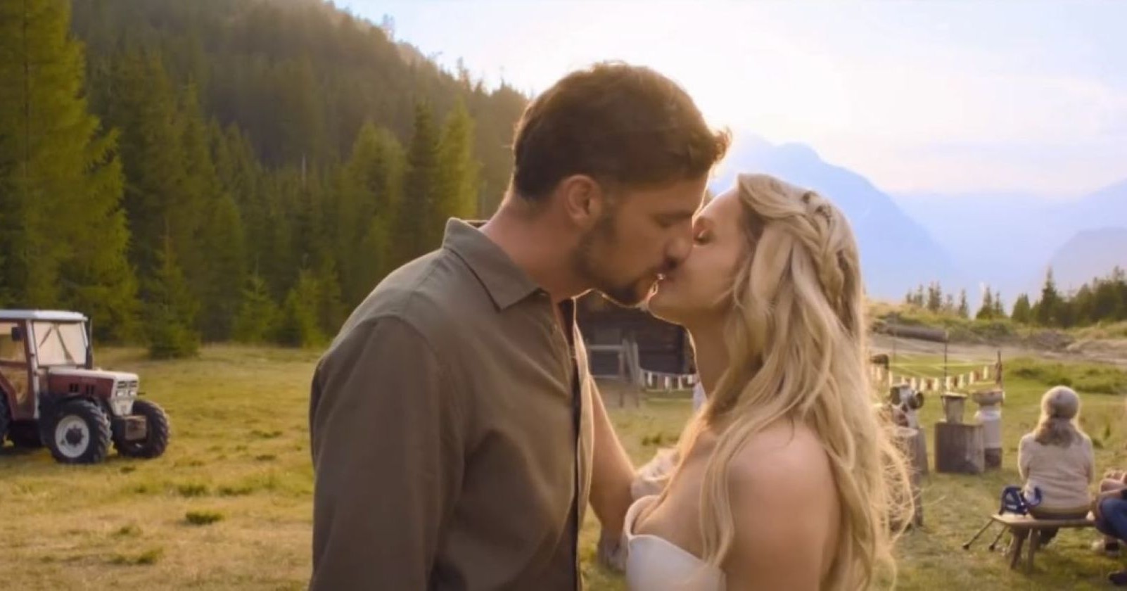 „Herzklang – Zurück zu mir“: Melissa Naschenweng küsst ihren Co-Star in romantischer Szene vor Alpenkulisse auf einer Alm