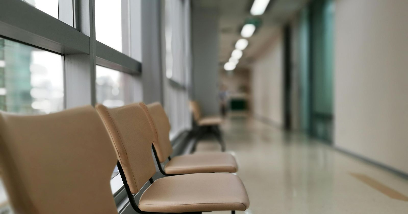 Flur und Wartebereich in einem Krankenhaus – Symbolbild für Messer-Attacke in der Notaufnahme im Erlanger Malteser Waldkrankenhaus in Bayern.