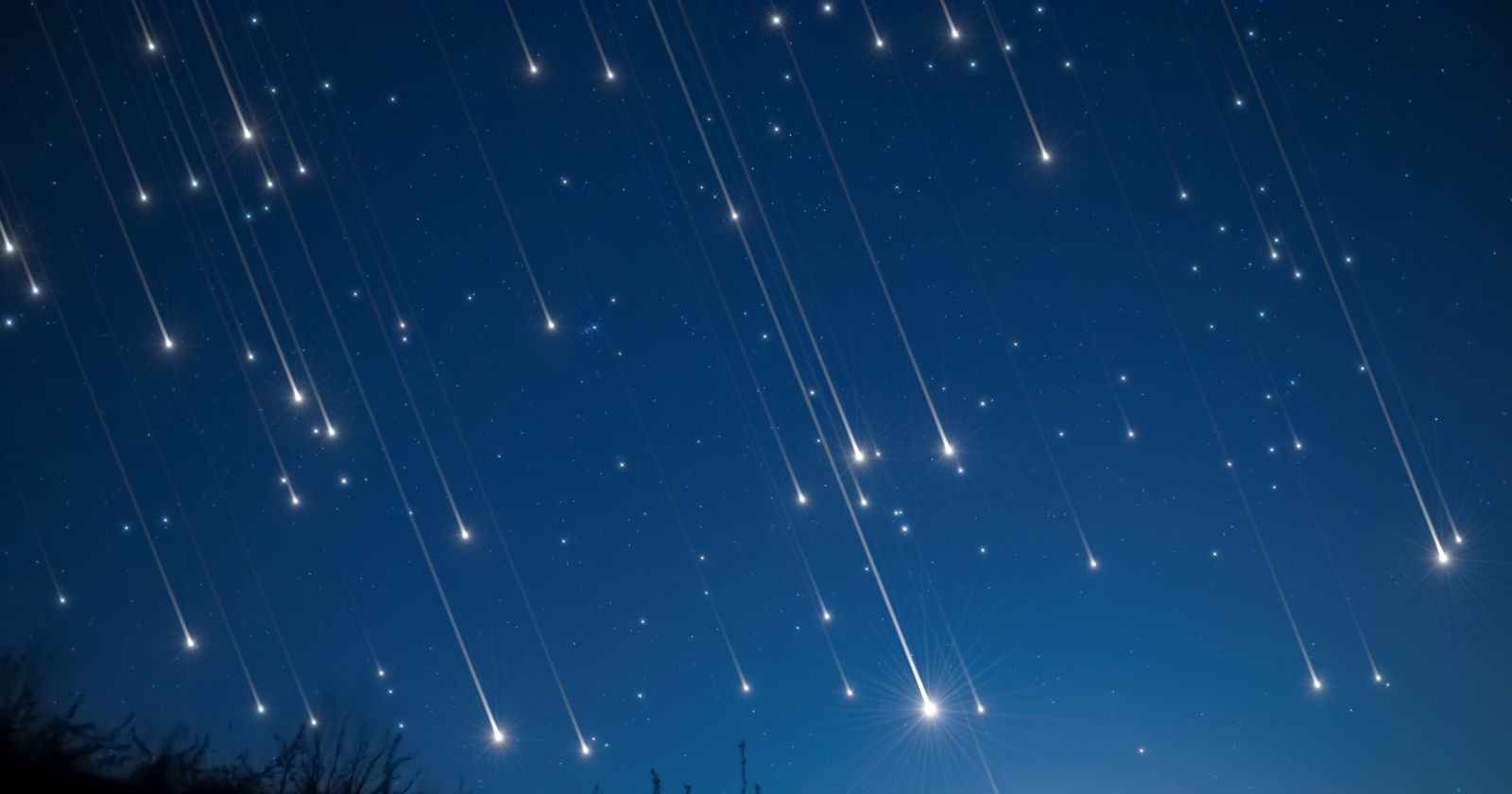 Meteoriten-Einschlag: Mehrere leuchtende Meteore ziehen über den Nachthimmel und fallen Richtung Erde, sinnbildlich für Meteoriten in Deutschland und das Ereignis in Rheinland-Pfalz.
