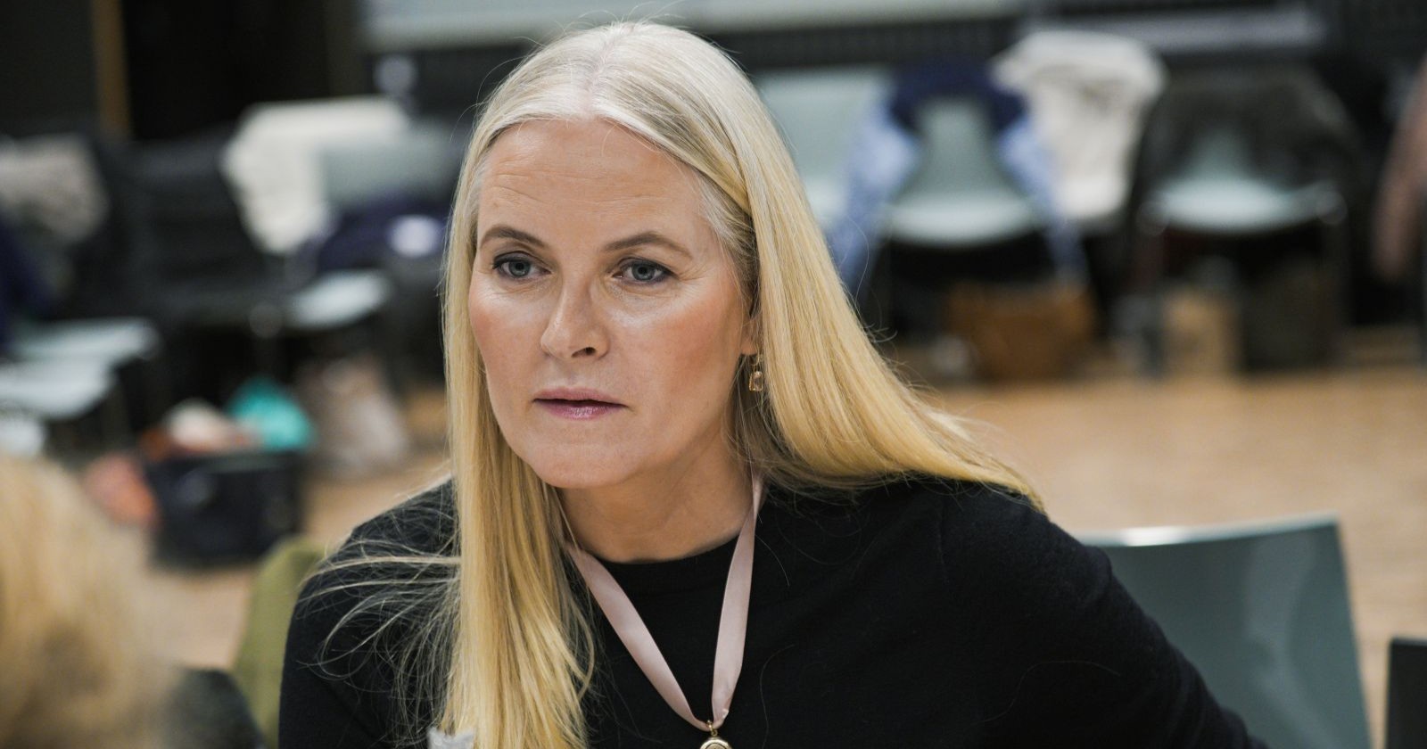 Mette-Marit mit ernstem Blick – Gesundheitszustand der Kronprinzessin wegen Lungenfibrose deutlich verschlechtert