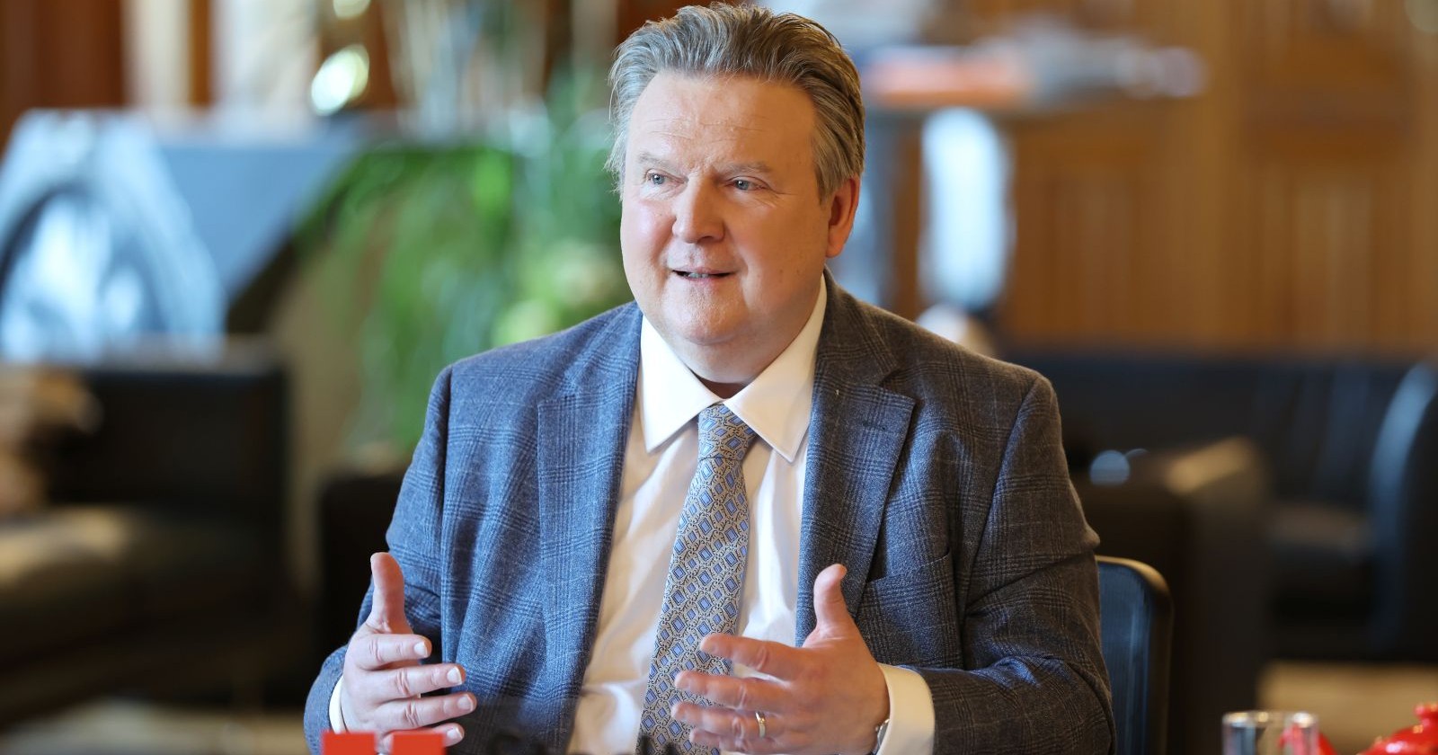 Bürgermeister Michael Ludwig am Schreibtisch