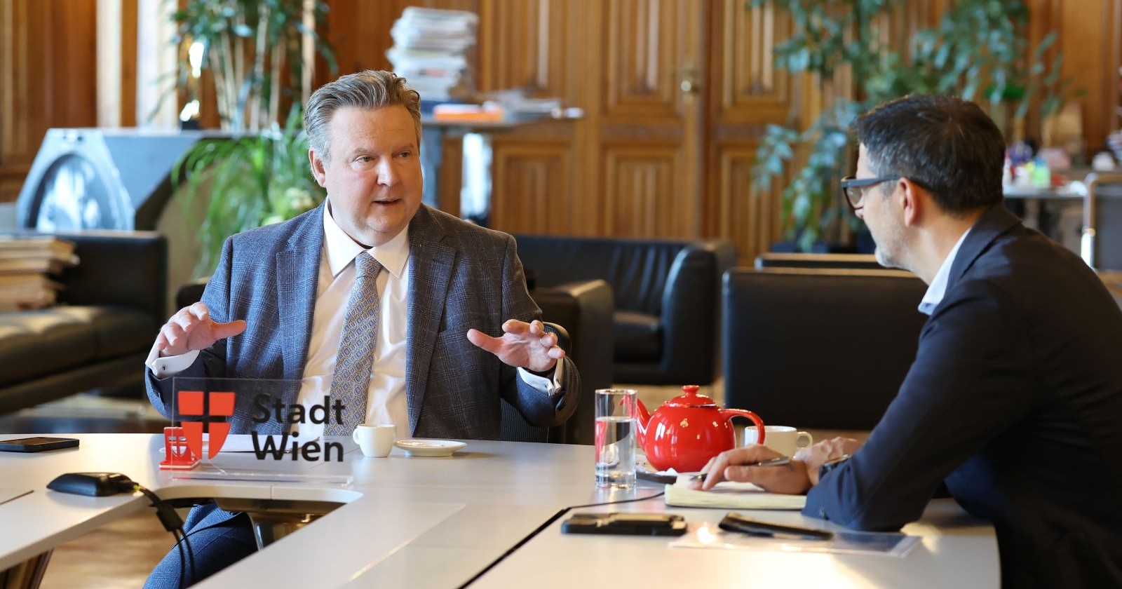 Zwei Männer diskutieren am Bürotisch