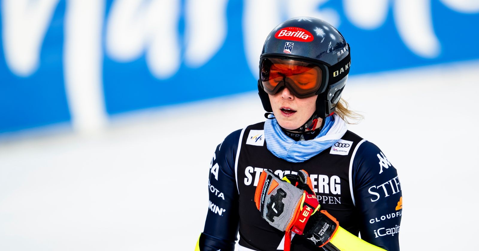 Mikaela Shiffrin jubelt im Zielbereich von Hafjell über den Gewinn des Gesamtweltcups