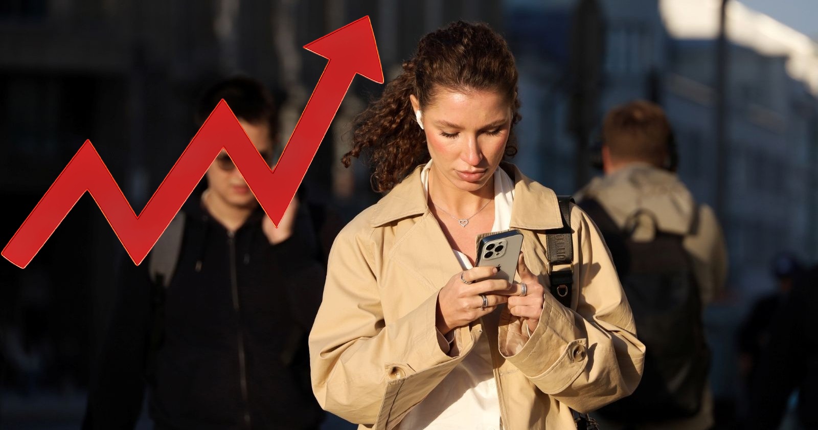 Frau blickt auf Smartphone während ein steigender Pfeil im Hintergrund höhere Mobilfunkpreise symbolisiert