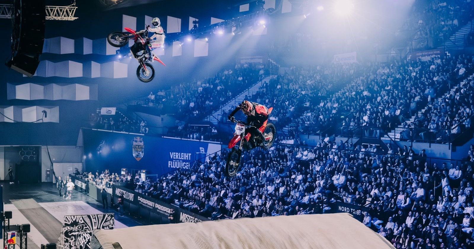 Zwei Biker beim Stunt in der Wiener Stadthalle