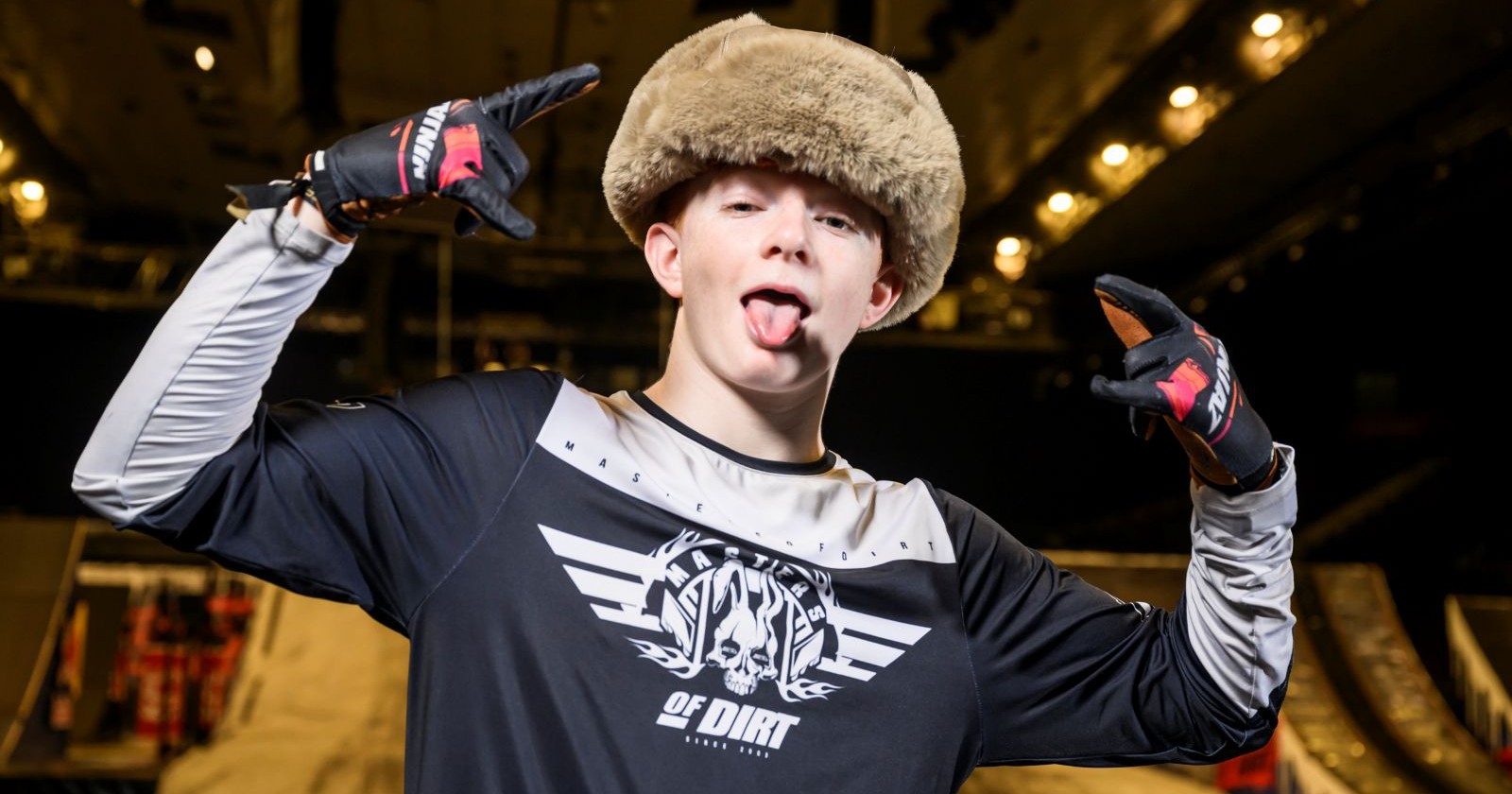 Junger Bursche mit Pelzhaube und Bikeroutfit