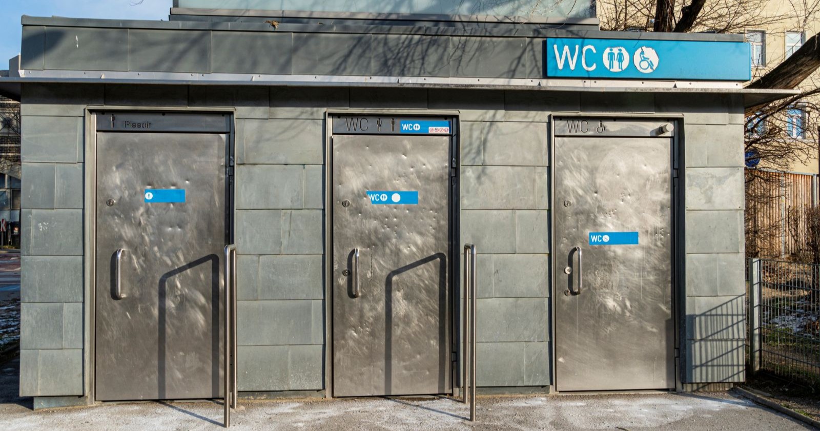 Öffentliche WC-Anlage mit mehreren Kabinen; Themenbild für Ausweichlösung im Nachbarschaftsstreit um verstopften Kanal in Bad Mitterndorf