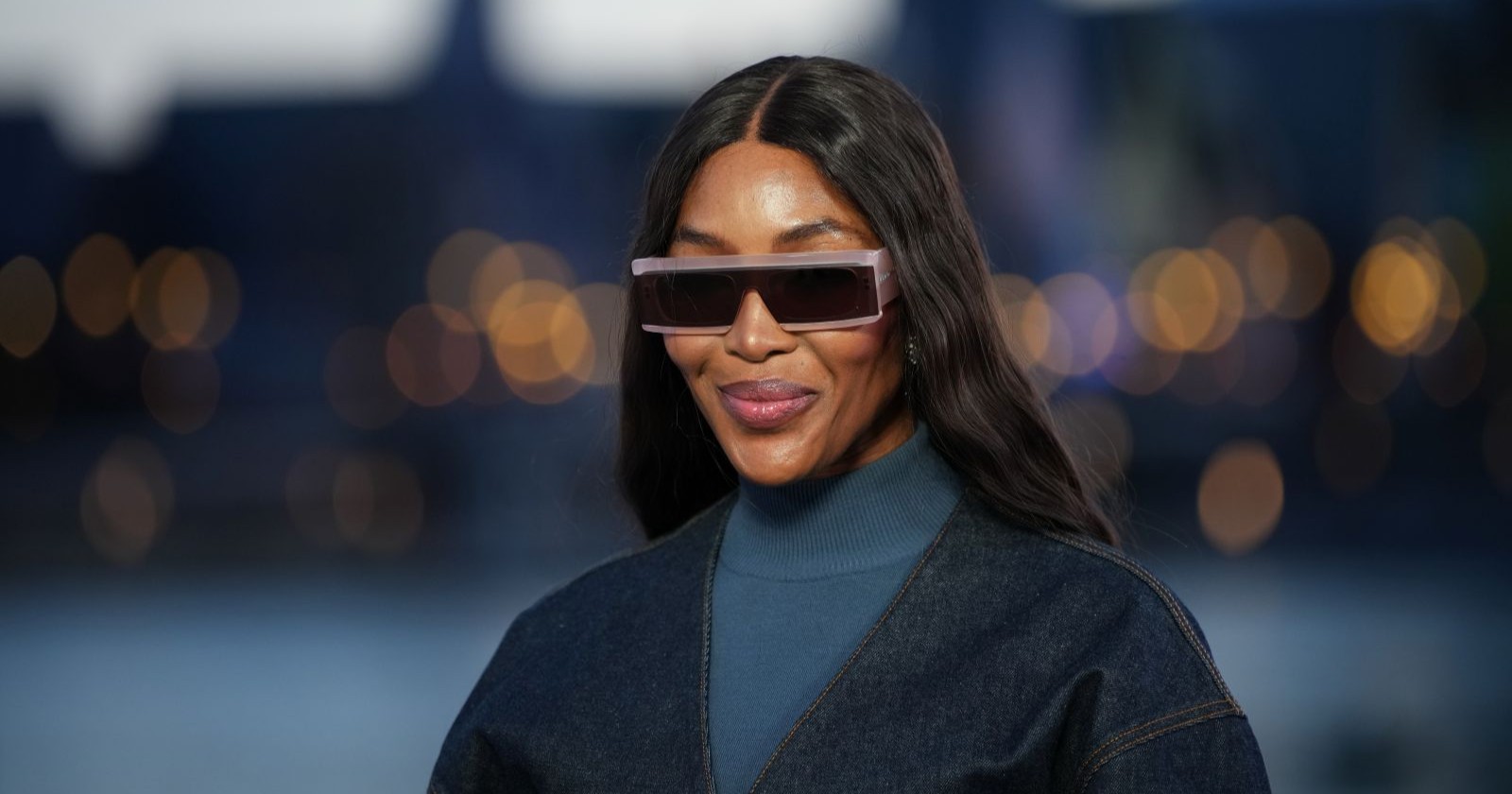 Dunkelhaarige Frau trägt Sonnenbrille und eine dunkle Sonnenbrille