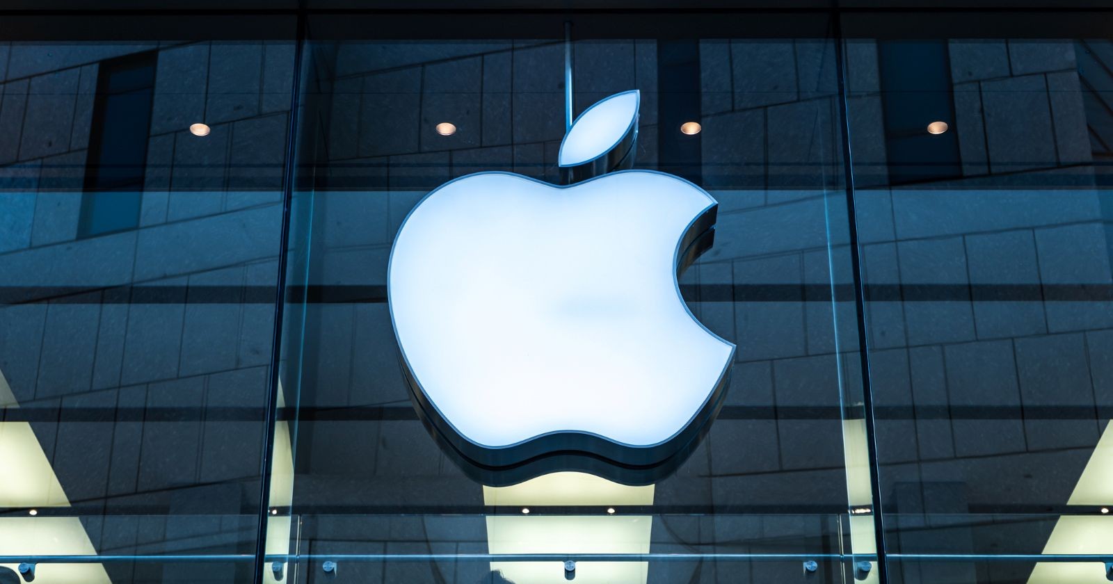 Apple Logo vor Apple Store – iOS 26.4 bringt mehrere neue Emojis auf das iPhone.