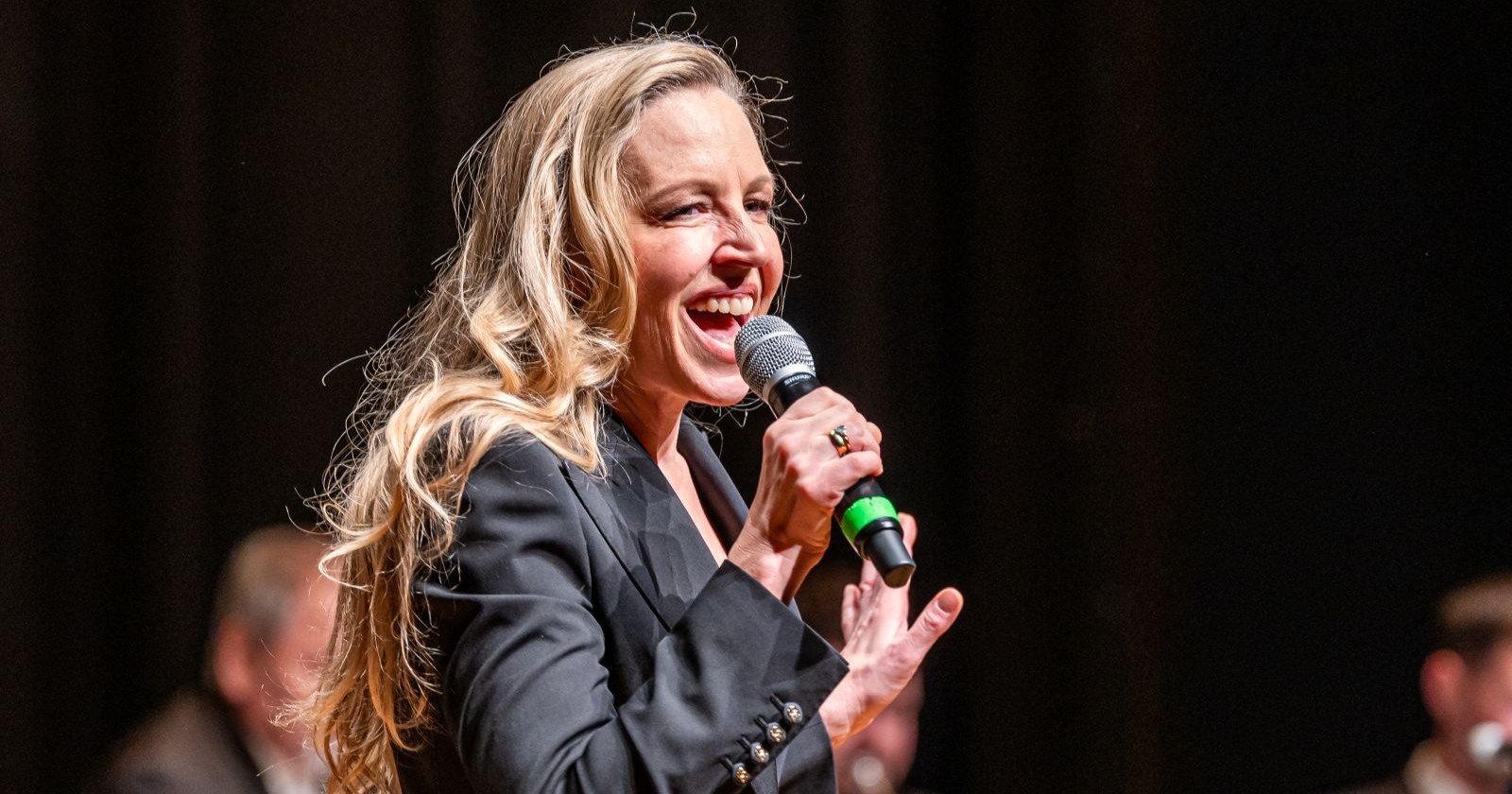 Nina Proll singt auf der Bühne bei einem Chanson-Konzert –Nina Proll bei Horizonte Landeck mit "Lieder eines armen Mädchens"