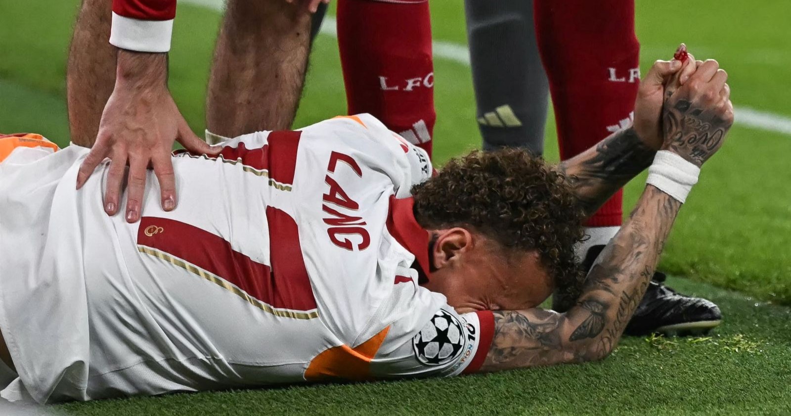 Noa Lang verletzt am Boden nach Daumenverletzung bei Liverpool gegen Galatasaray Champions League