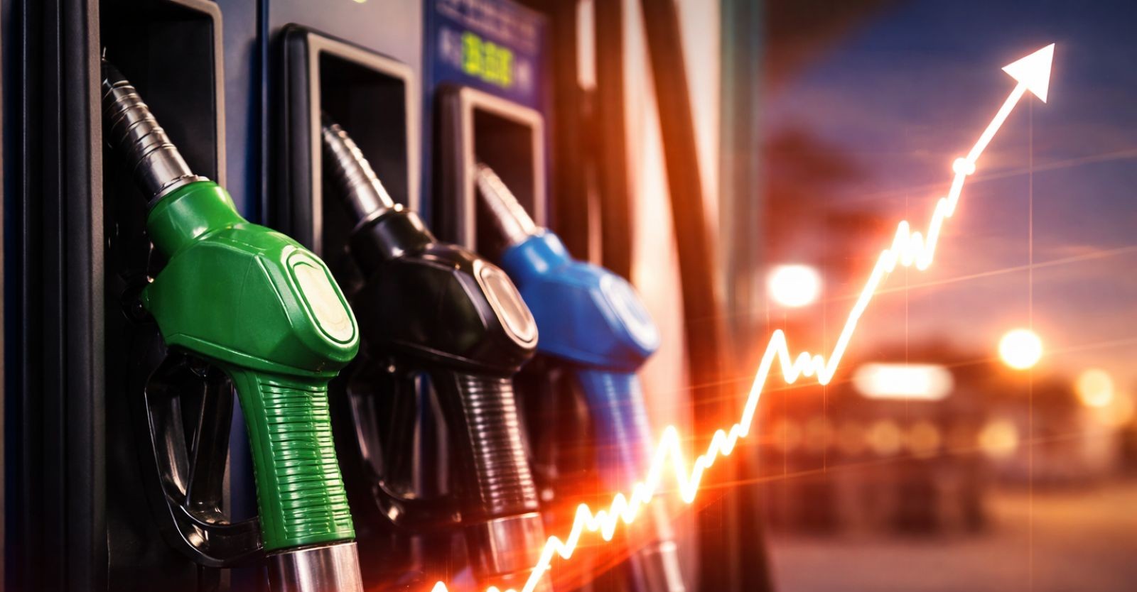 Zapfsäulen an einer Tankstelle mit steigender Preisgrafik – der Ölpreis steigt stark und treibt weltweit die Spritpreise nach oben.