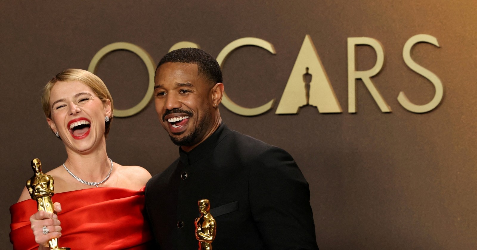 Jessie Buckley und Michael B. Jordan posieren gemeinsam bei der 98. Academy Awards.