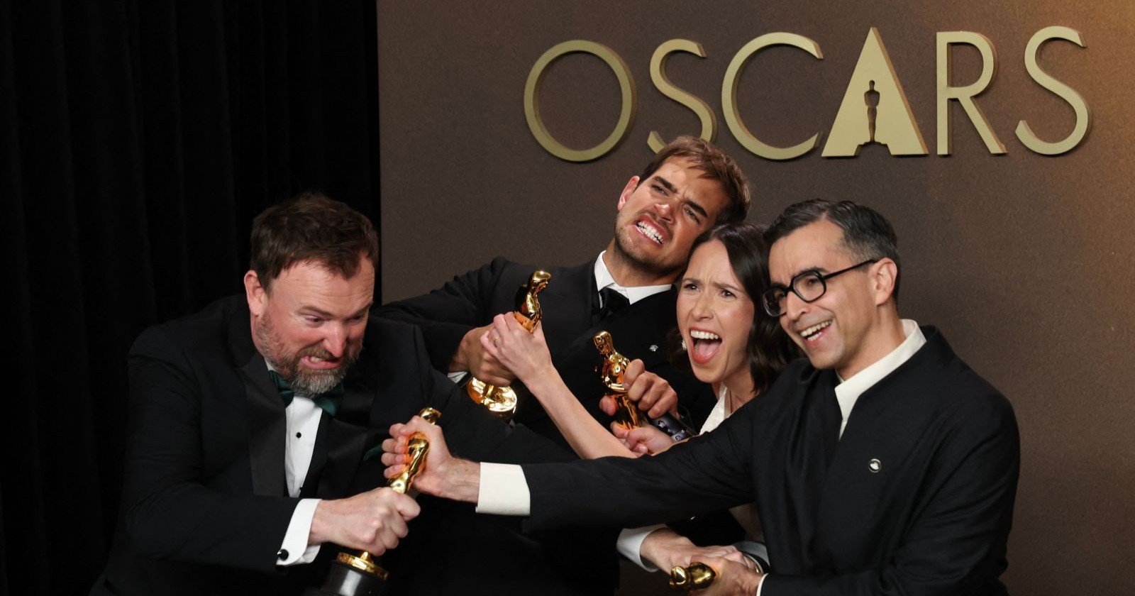 Gewinner bei den Oscars 2026 posieren mit ihren Oscar-Statuen vor dem Oscars-Logo, nachdem zwei Filme den Preis in der Kategorie Best Short Live Action Film gewonnen haben.