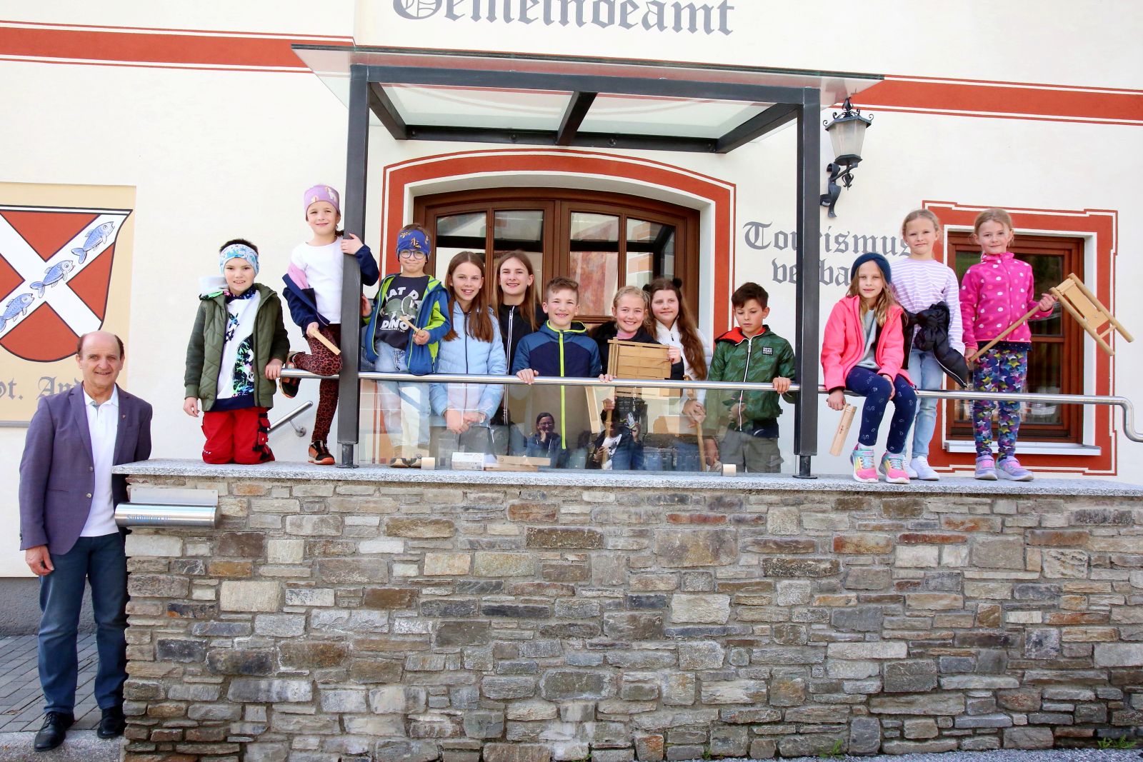 Bgm. Heinrich Perner mit den "Ratschenkinder" vor dem Gemeindeamt in St. Andrä.