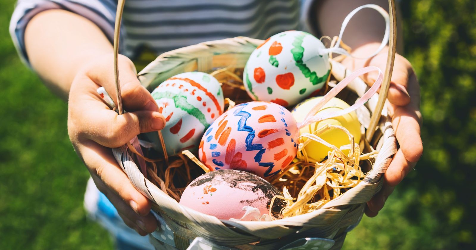 Ein liebevoll hergerichtetes Osternest mit bunten Eiern