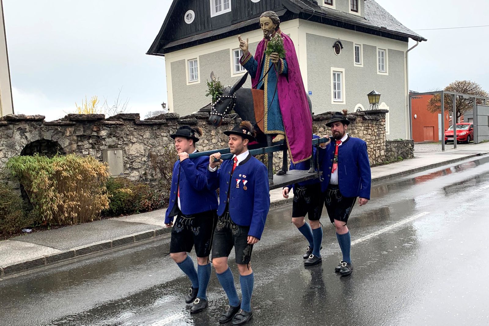 Mitglieder vom Trachtenverein D' Puachstoana beim Tragen des Pucher Palmesel