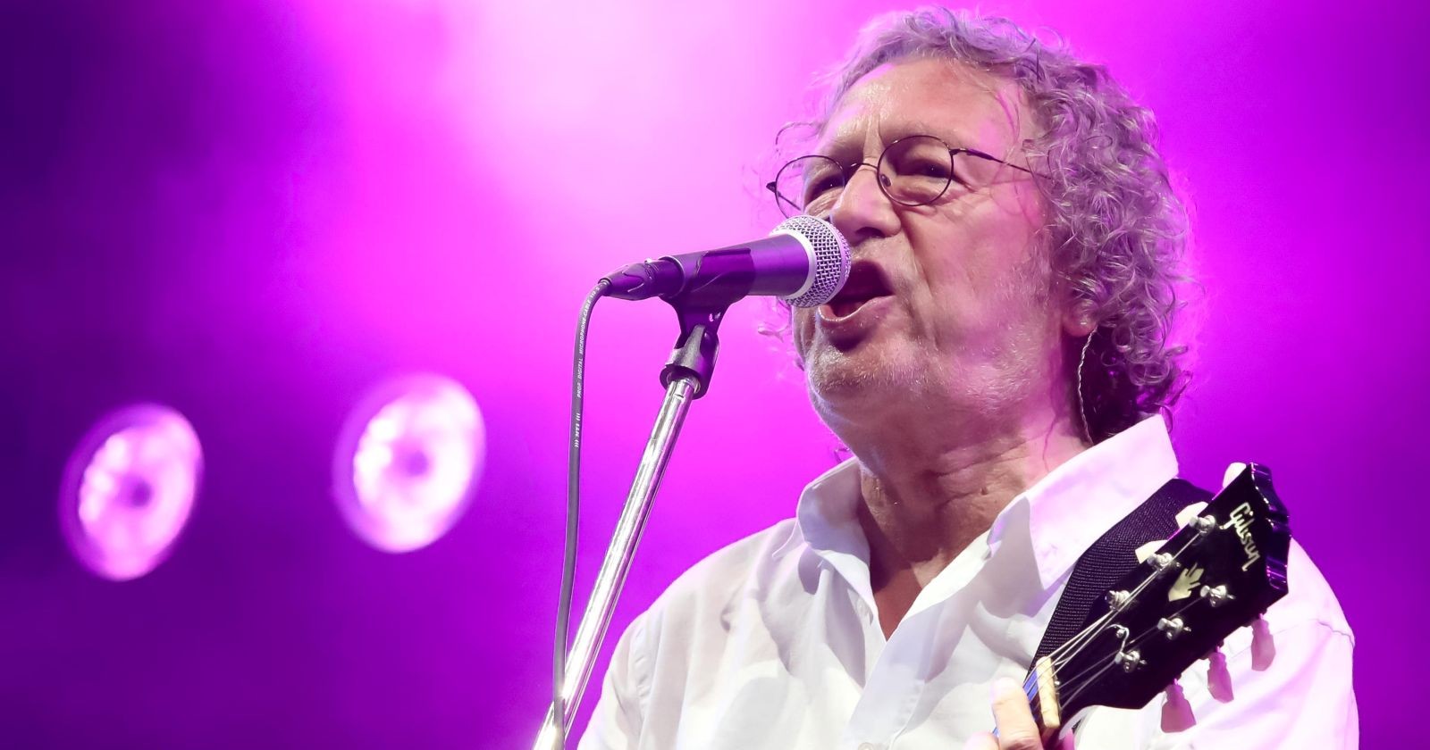 Peter Cornelius singt bei einem Konzert – der österreichische Musiker wird bei den Amadeus Austrian Music Awards für sein Lebenswerk ausgezeichnet.