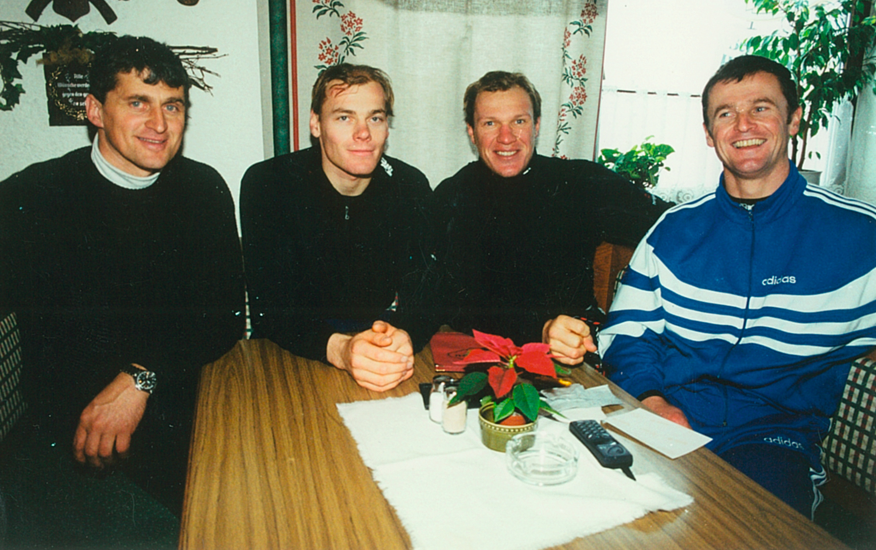 Peter Hörl mit Michael Walchhofer, Hermann Maier und Andreas Evers im Berggasthof Hinterreit.