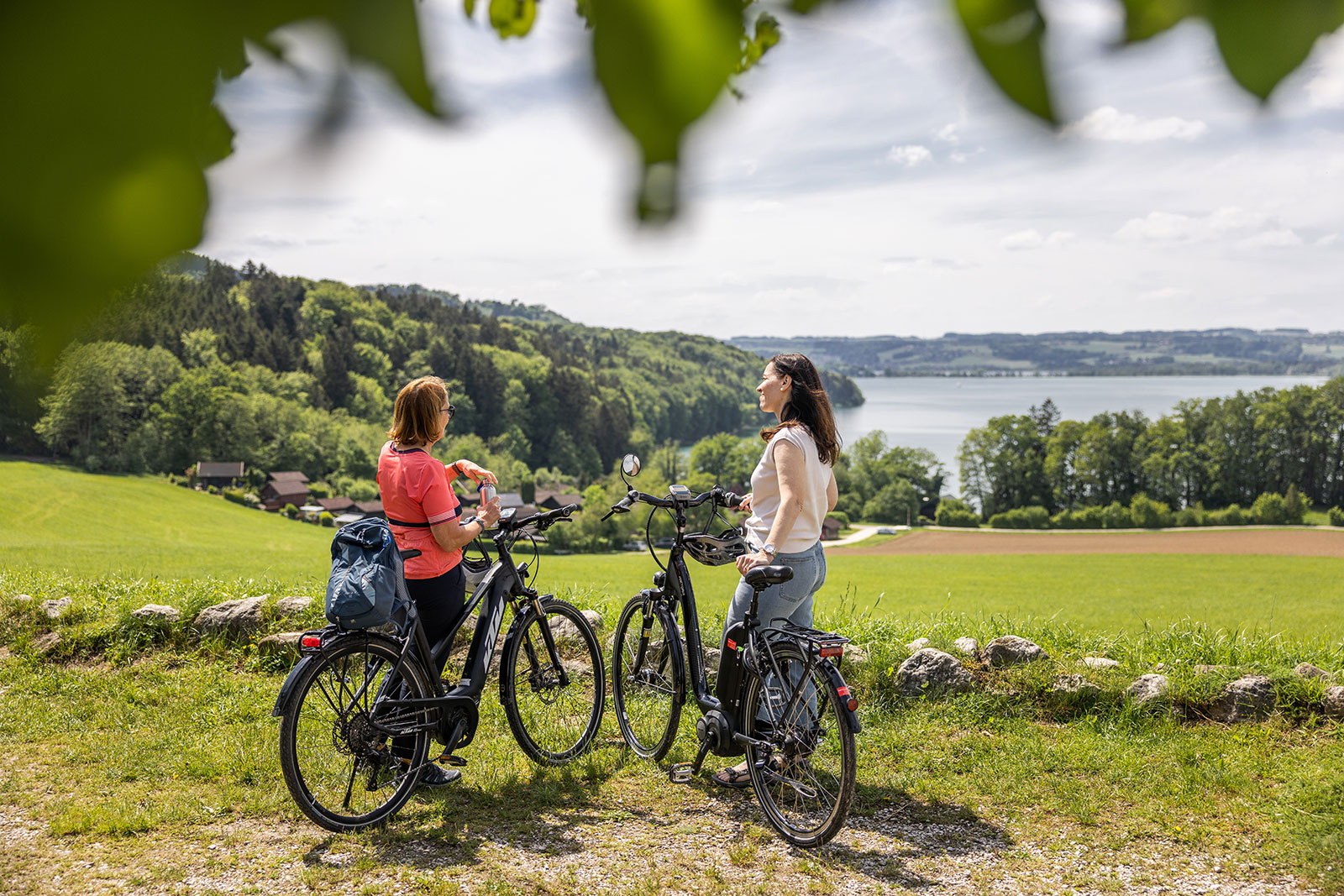 Frauen beim Radfahren auf der Landschaft | Credit: Michael Grössinger