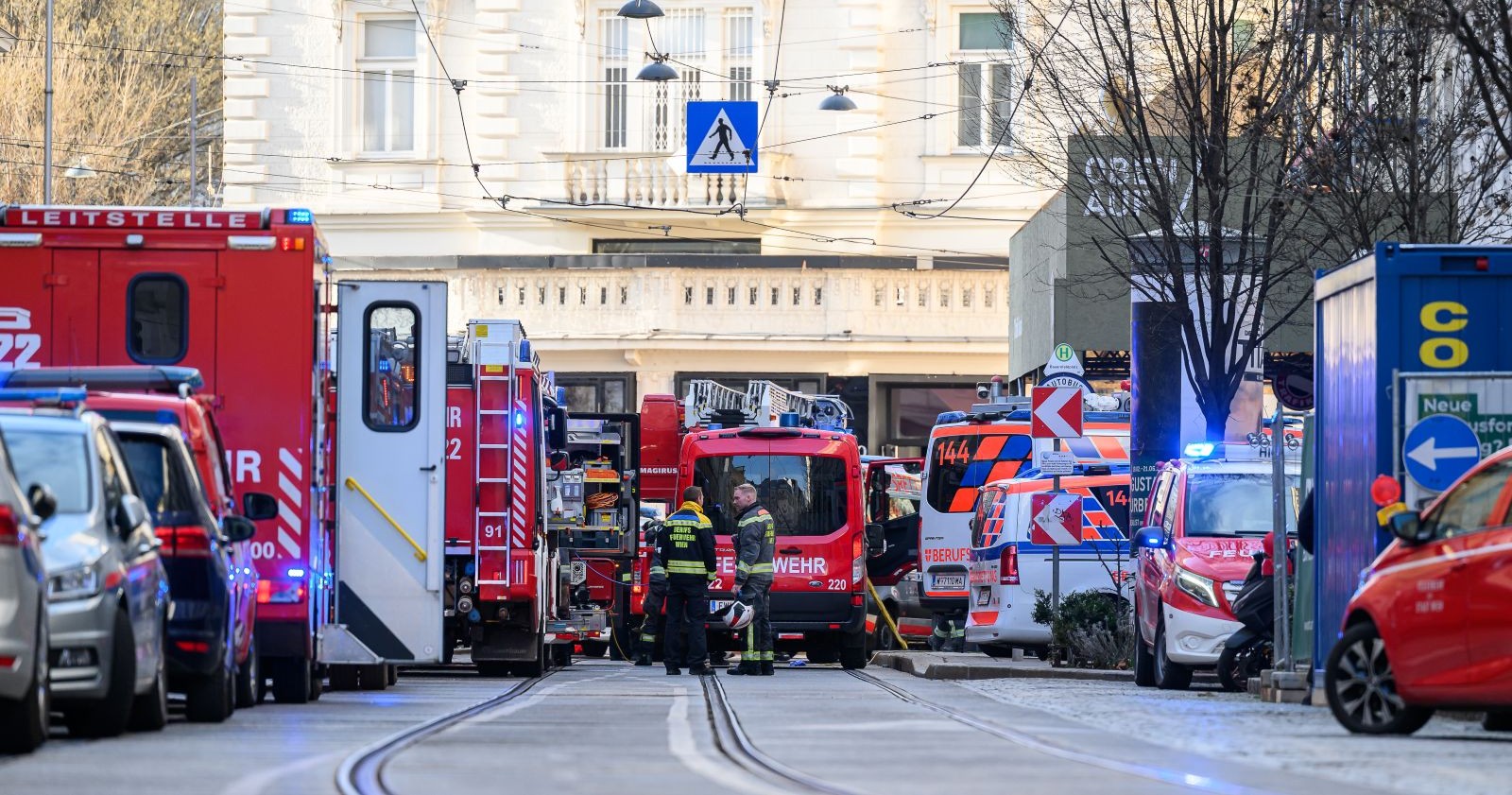 Unfall in der Porzellangasse in Wien-Alsergrund: Feuerwehrfahrzeuge und Einsatzkräfte nach Gerüst-Einsturz mit vier Toten