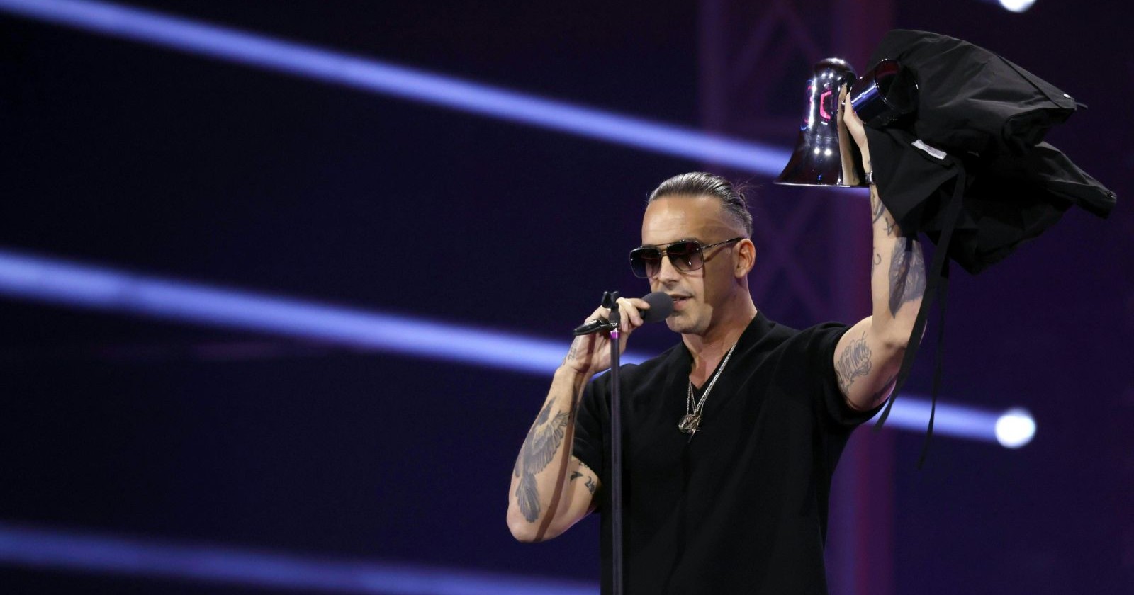 RAF Camora hält einen Preis auf der Bühne der Amadeus Austrian Music Awards in Wien