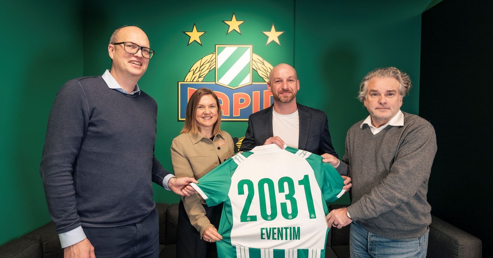 Vertreter des SK Rapid Wien, Eventim und oeticket auf einem gemeinsamen Foto