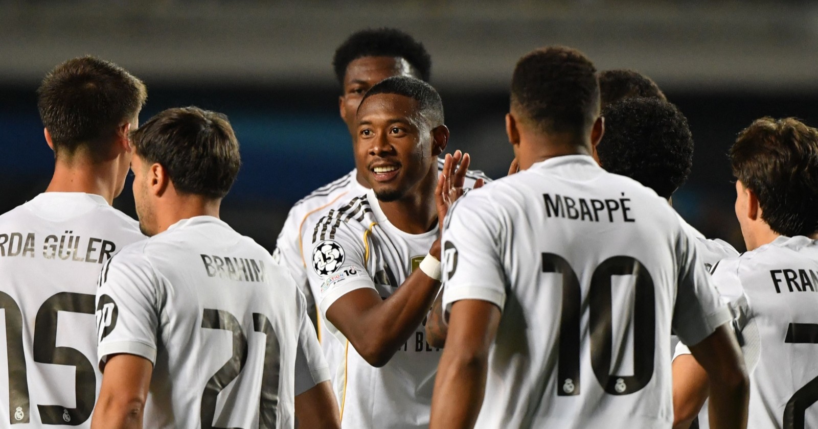 Real Madrid Champions League: Der verletzte ÖFB-Star David Alaba jubelt auf der Tribüne mit.