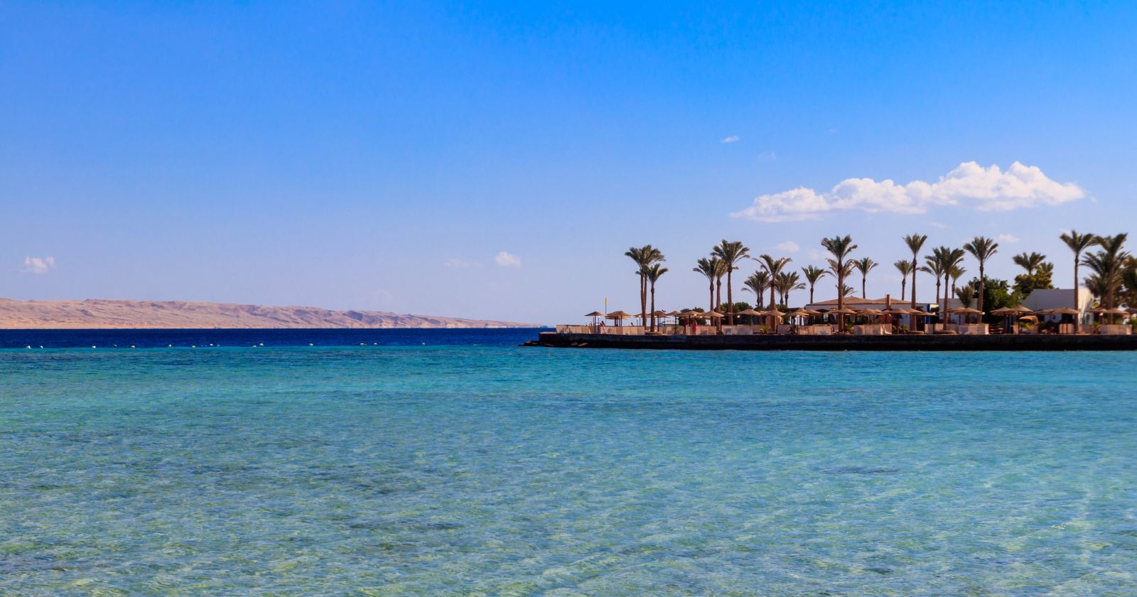 Strand in Hurghada am Roten Meer in Ägypten – beliebtes Urlaubsziel trotz regionaler Reisewarnung im Nahen Osten