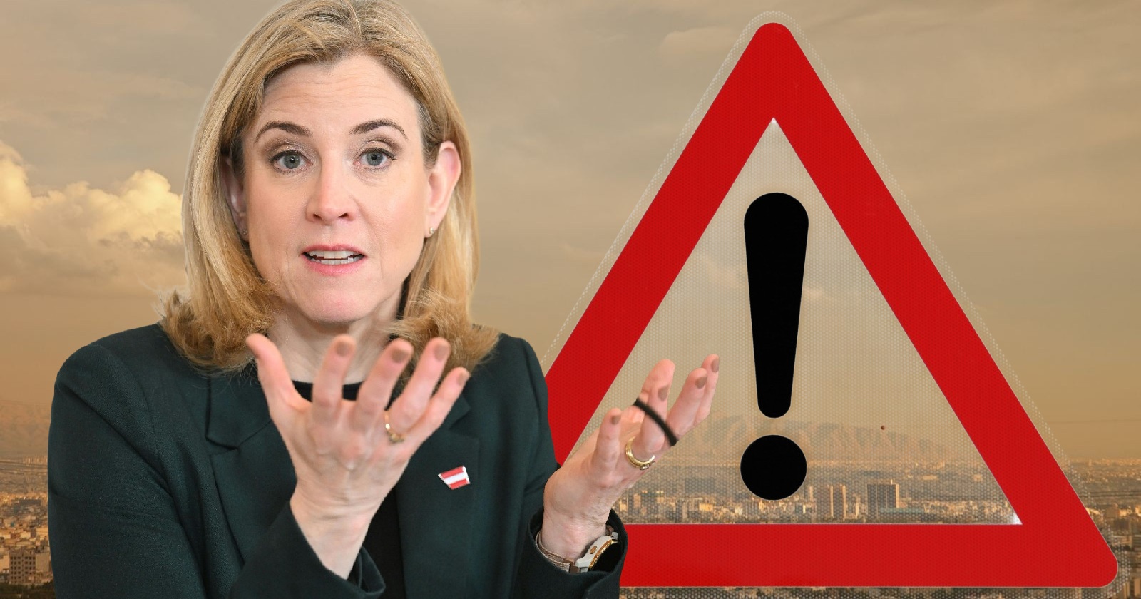 Außenminister Beate Meinl-Reisinger gestikuliert bei Rede; im Hintergrund großes Warnschild mit Ausrufezeichen über Teheran - Österreich hat die Reisewarnung verschärft.